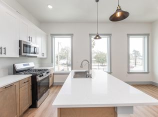 704 S 1st St, Conroe, TX 77301