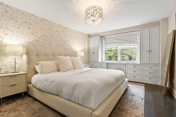 Sold by Sloane Square | media 11