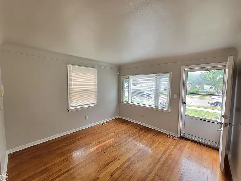 3657 Alvina Ave — Photo 7