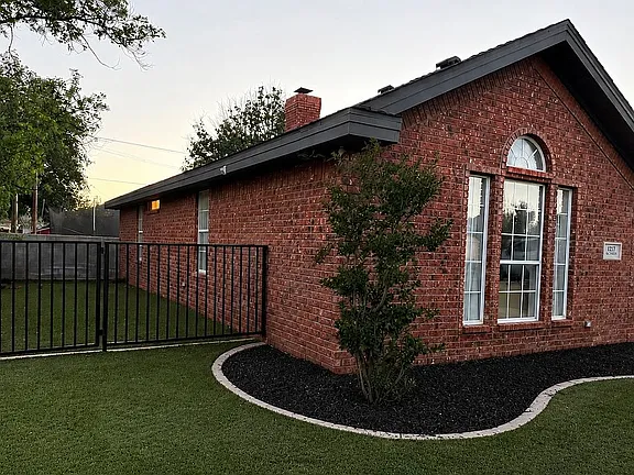 1217 NW 12th St — exterior photo