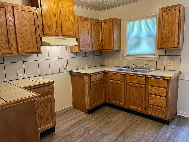 248 S Toledo Ave — Photo 3