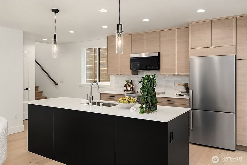 3rd image of 4411 2nd Avenue NE
