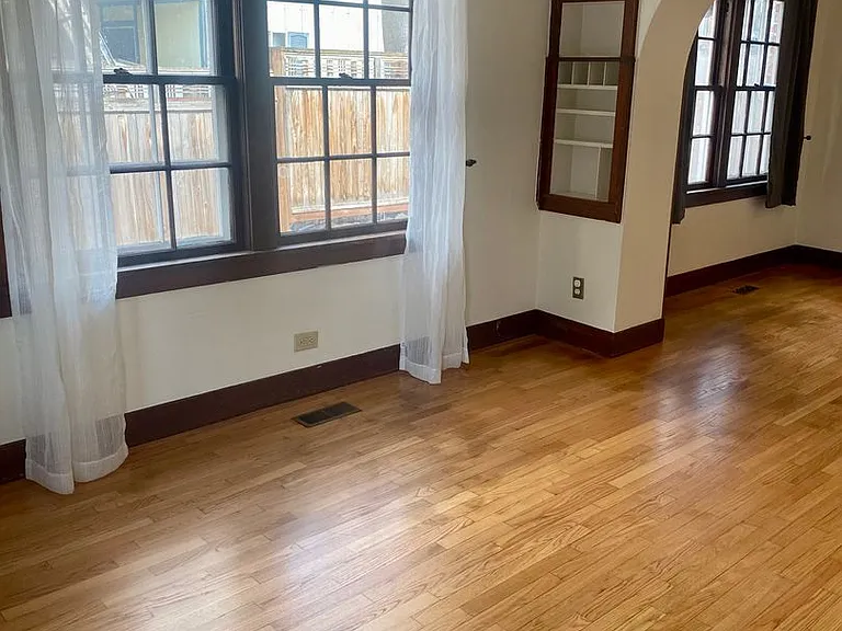 814 E 10th Ave — Photo 3