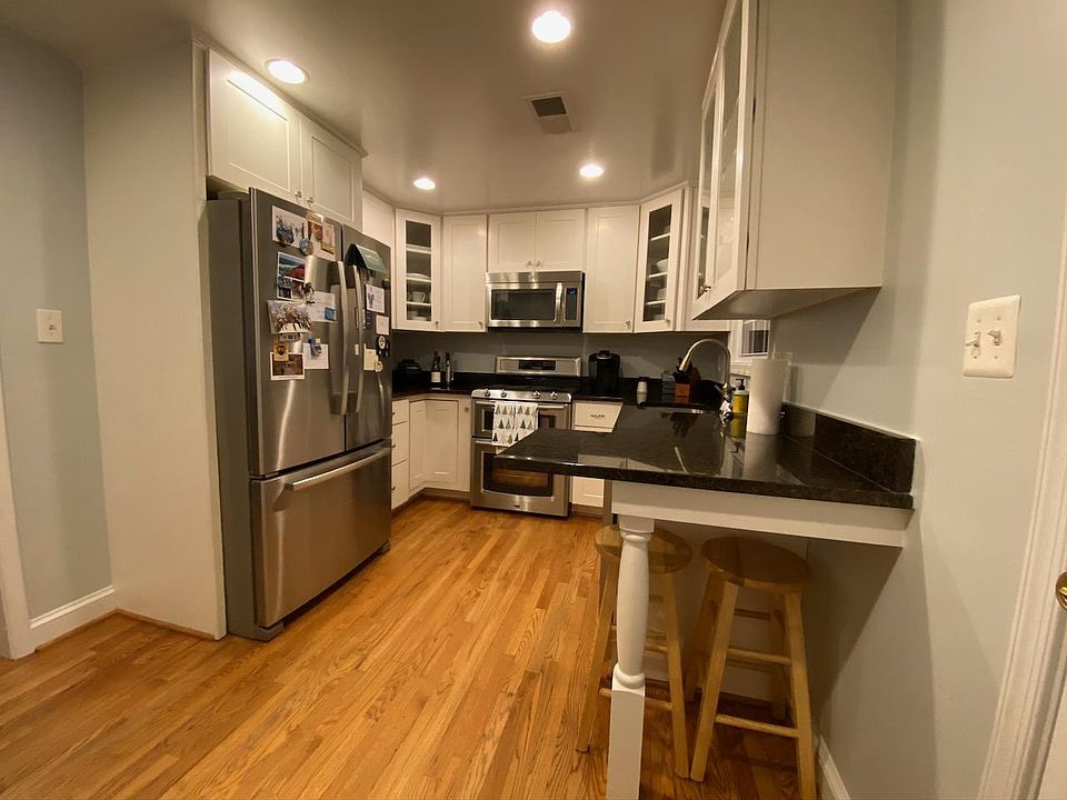 1st image of 224 E Nelson Ave