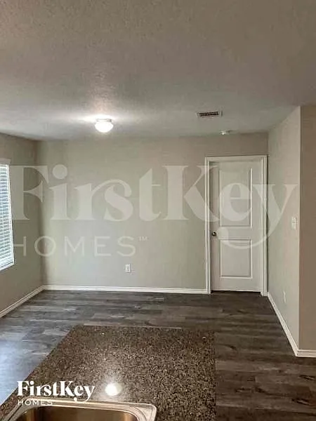 3 bed, 2.0 bath, 1226 sqft, $1,680 — Photo 4