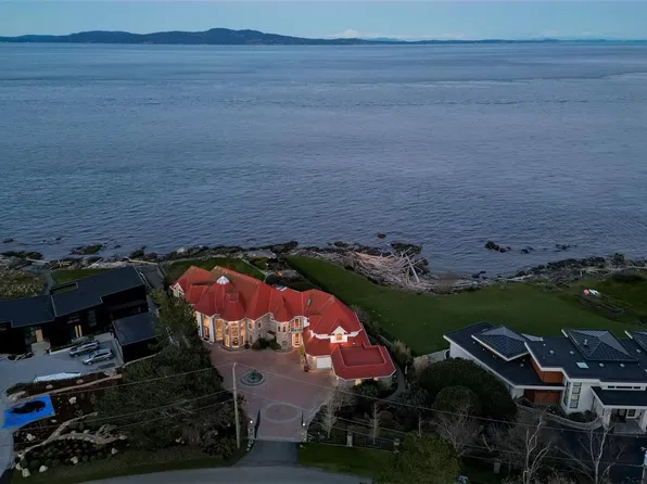 5030 Lockehaven Dr, Saanich, BC V8N 4J5