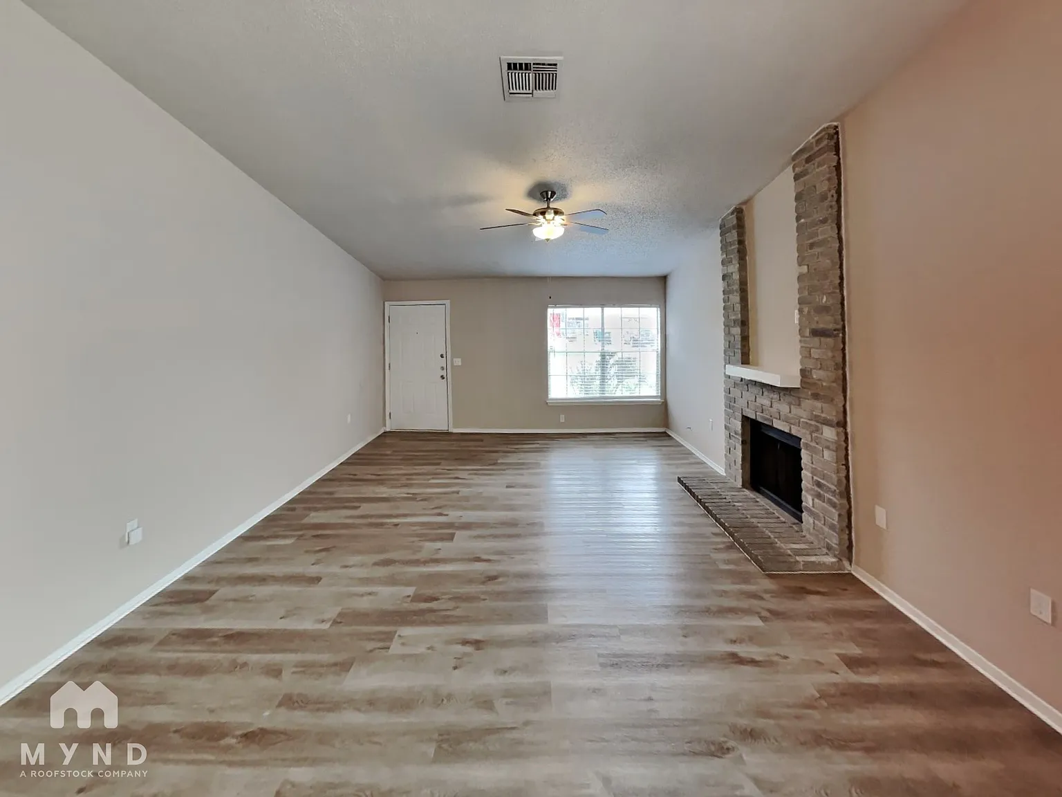 3 bed, 2.0 bath, 1276 sqft, $1,465 — Photo 2