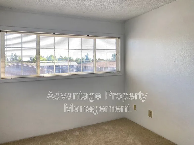 975 NW Garfield Ave #1 — Photo 13