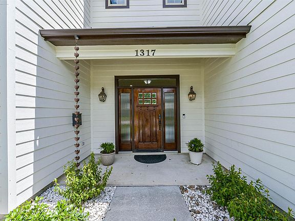 3rd image of 1317 Chantilly Ln