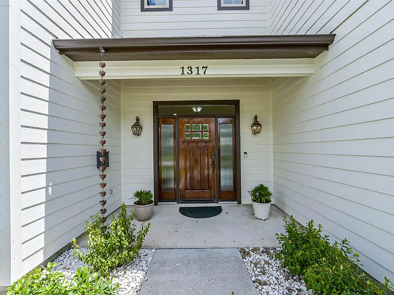 1317 Chantilly Ln — Photo 3