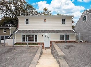 27 Potter Ln, Halesite, NY 11743