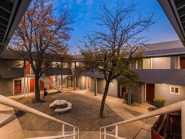 Modern 450 SF Updated Apts w/ Balconies in Ridgecrest — Photo 26