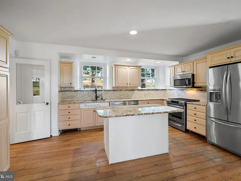 1025 N Chatham Rd — Photo 6