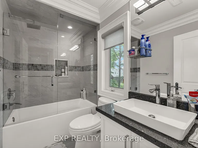 606 Lakeshore Rd W — Photo 31