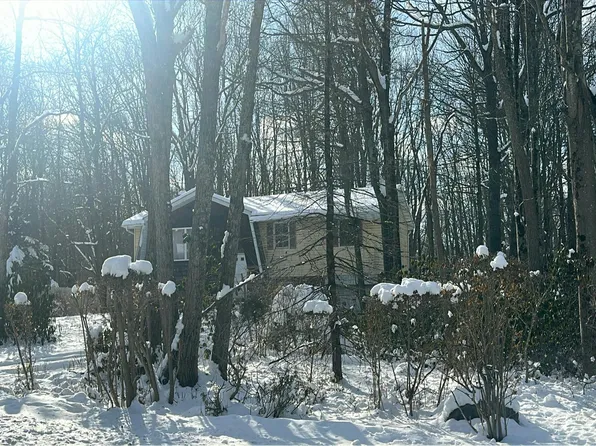 11 Cedar Rd, Mount Pocono, PA 18344