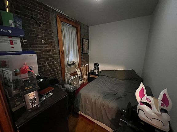 3rd image of 449 W 37th St APT 4RE