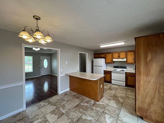 5th image of 206 Vernon Traylor Dr