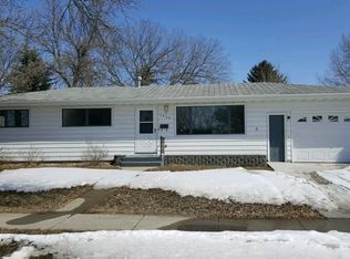 1932 Skyline Dr, Minot, ND 58703