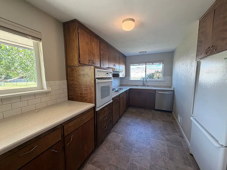 1018 Cypress Ln — Photo 3