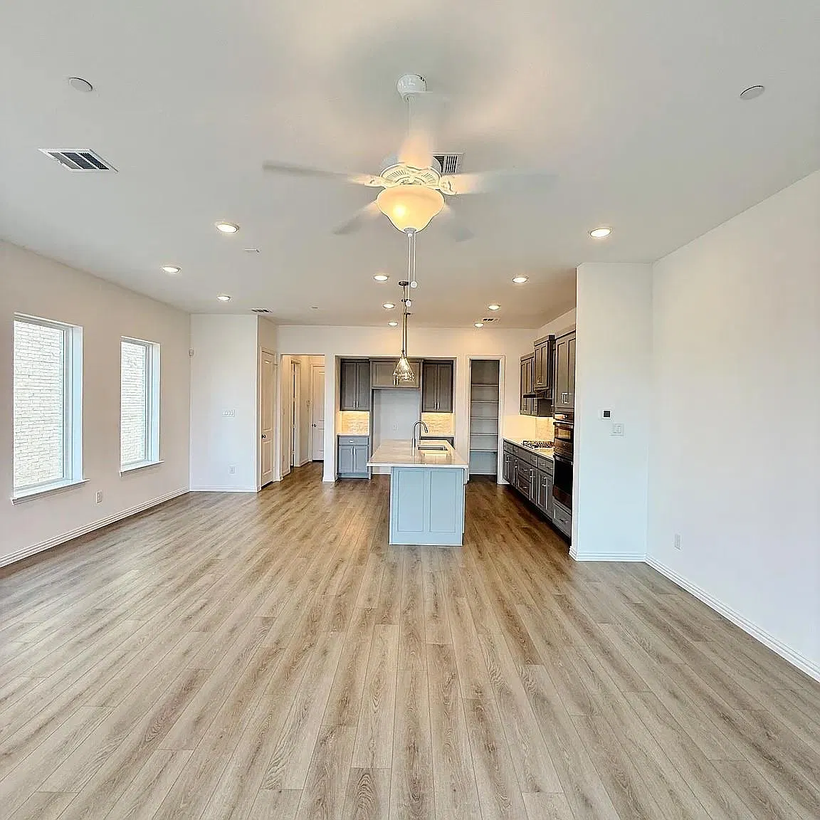 3 bed, 2115 sqft, $3,000 — Photo 4