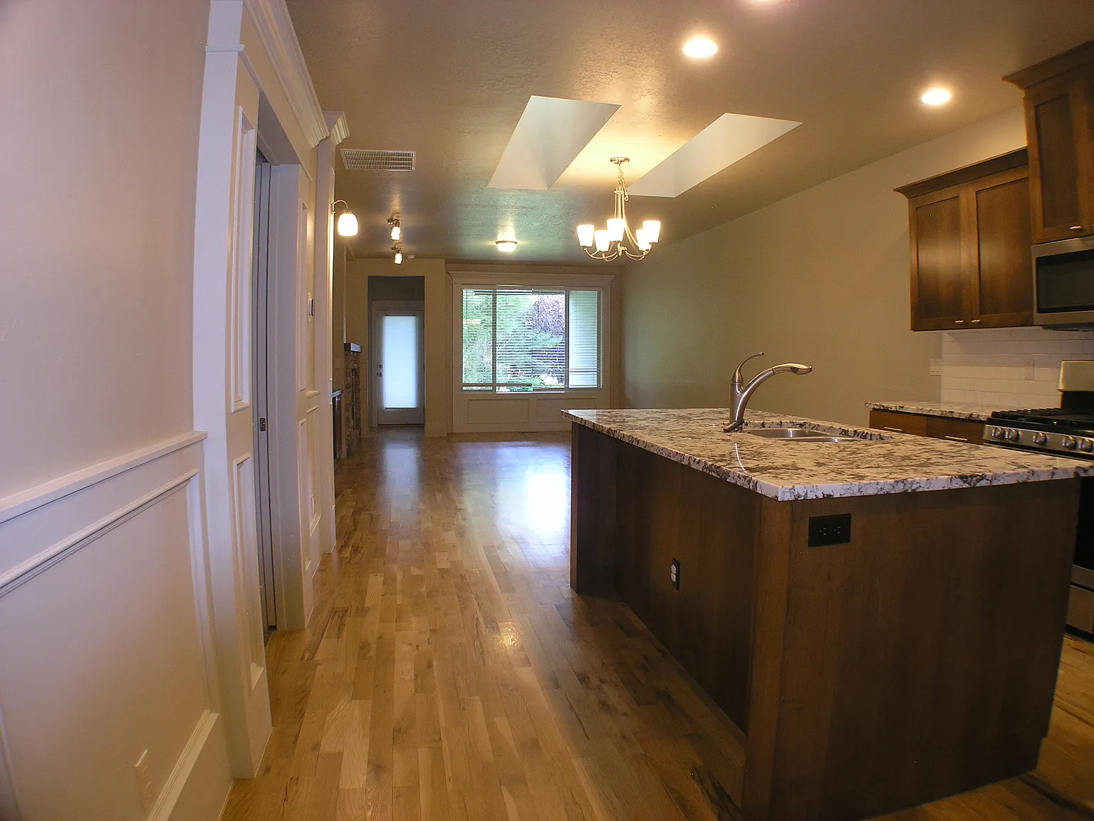 3 bed, 1709 sqft, $2,100 — Photo 2