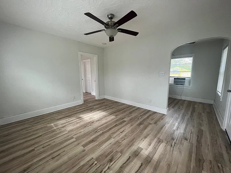 242 Taylor Ave S #1/2 — Photo 16