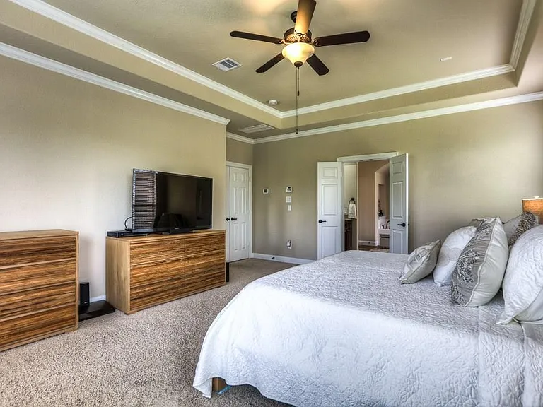 154 W Hullwood Ct — Photo 30