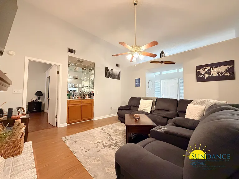 225 Lakeside Ln — Photo 2