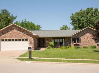 2385 Clarke Crest Dr, Dubuque, IA 52001