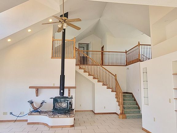 4th image of 28 Underwood Pl