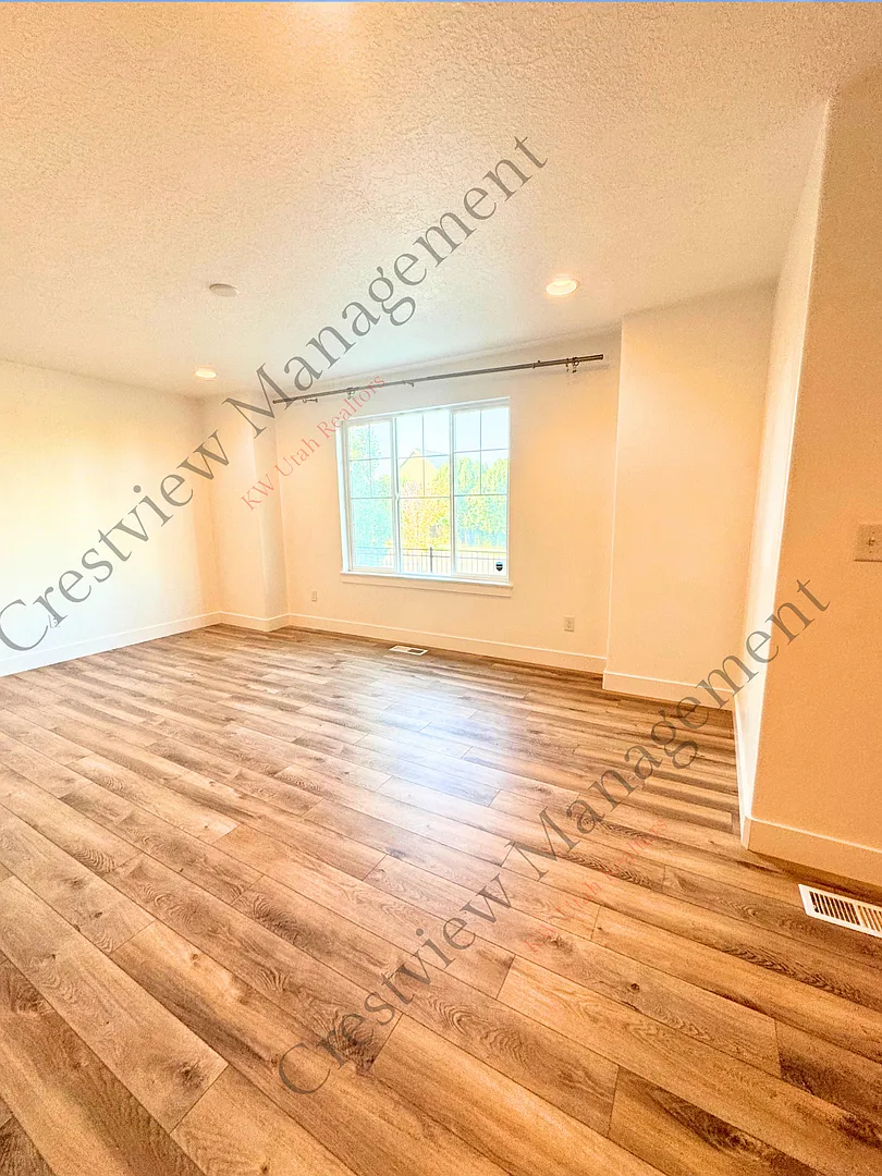 Spacious 3-Story Townhome with 2-Car Garage Near Traverse Mountain — Photo 4