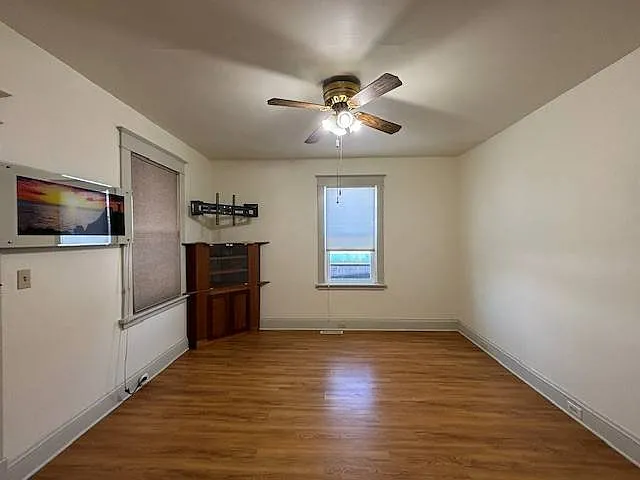 527 Alexander St — Photo 7
