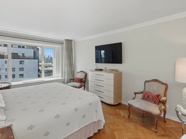 1050 5th Avenue image 5 of 14