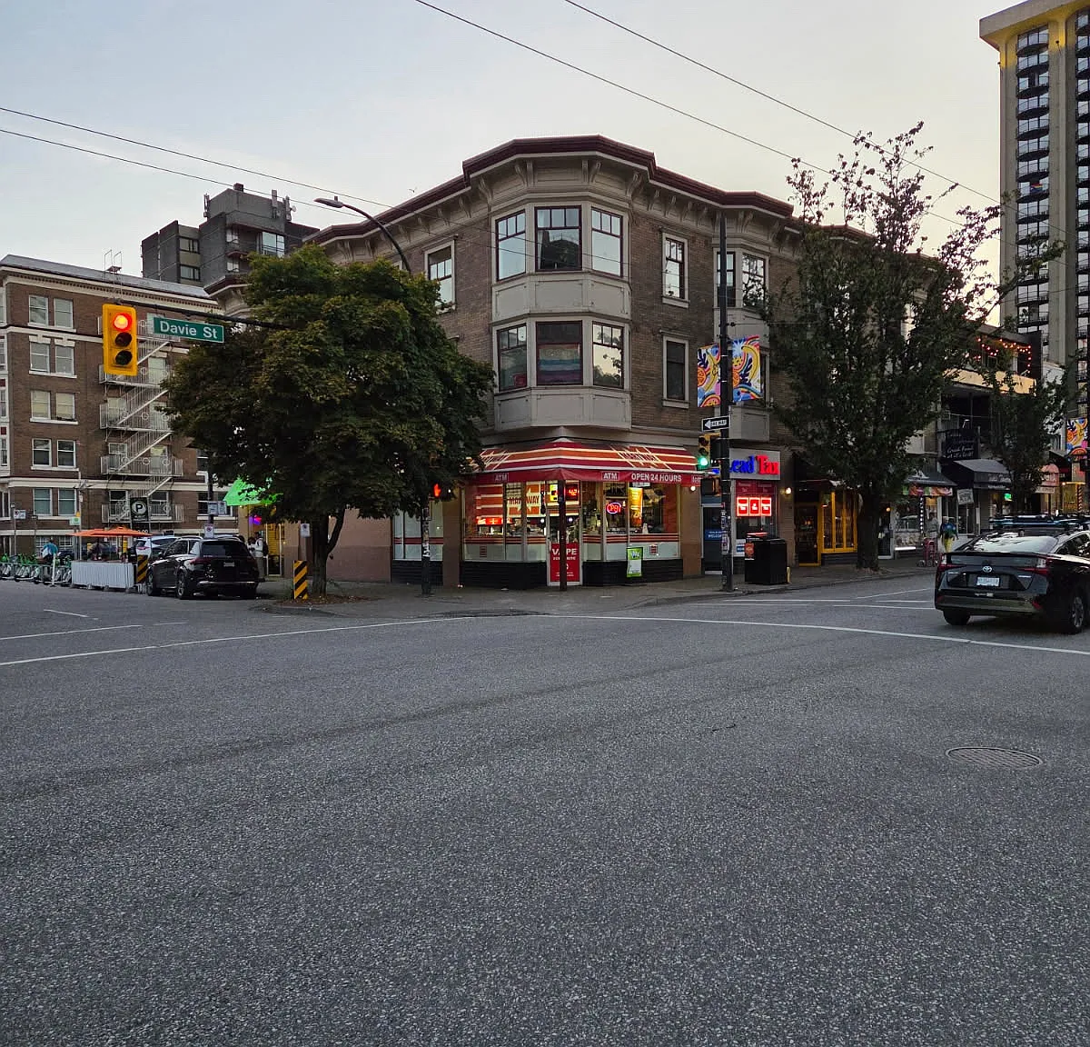 1209 Thurlow Street — Photo 1