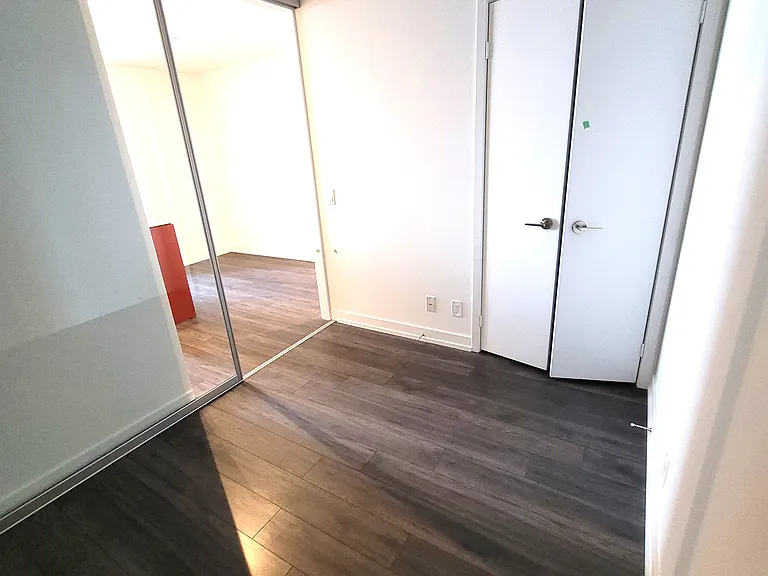 33 Helendale Ave #1701 — Photo 8