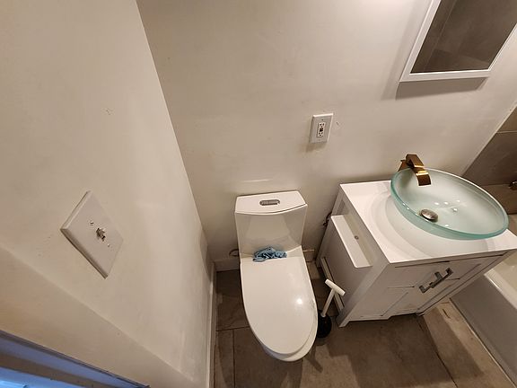 4th image of 2425 Daley St APT C