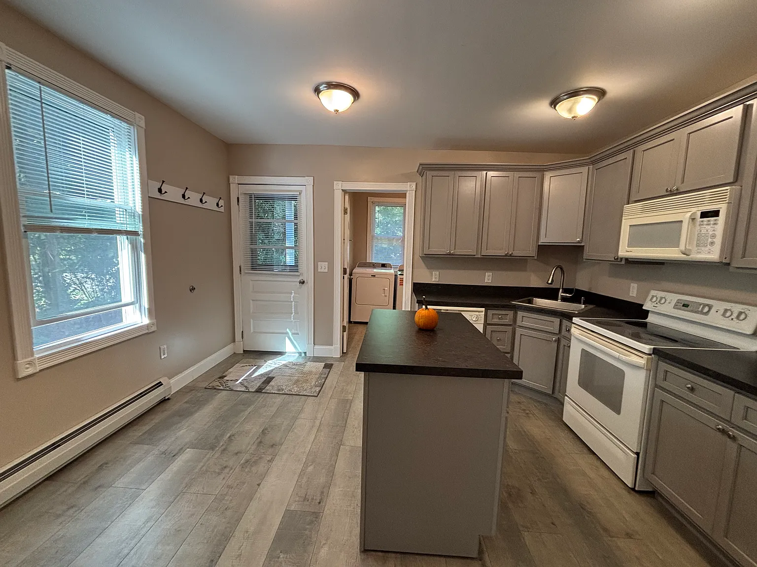 3 bed, 1.5 bath, 1200 sqft, $2,395 — Photo 2