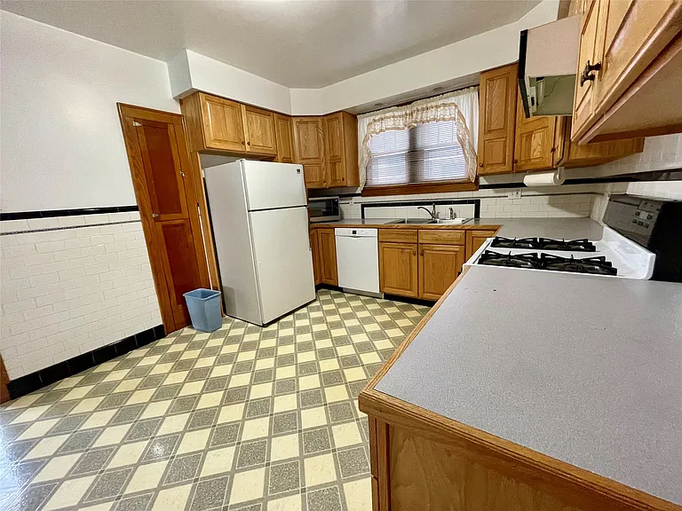 204 Rogers Ave N — Photo 9