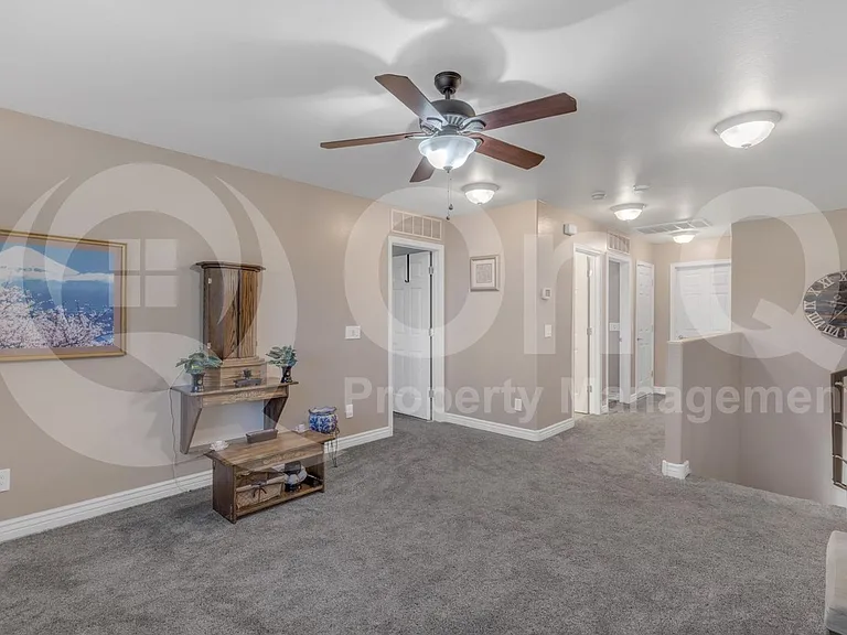 2561 N Hawthorn Dr — Photo 32