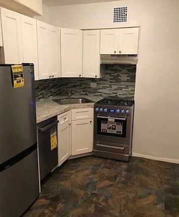 5th image of 14227 Barclay Ave #104