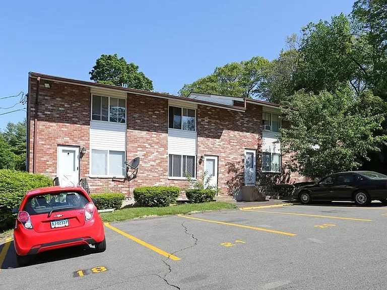 Brookside Gardens Apartments — Photo 6