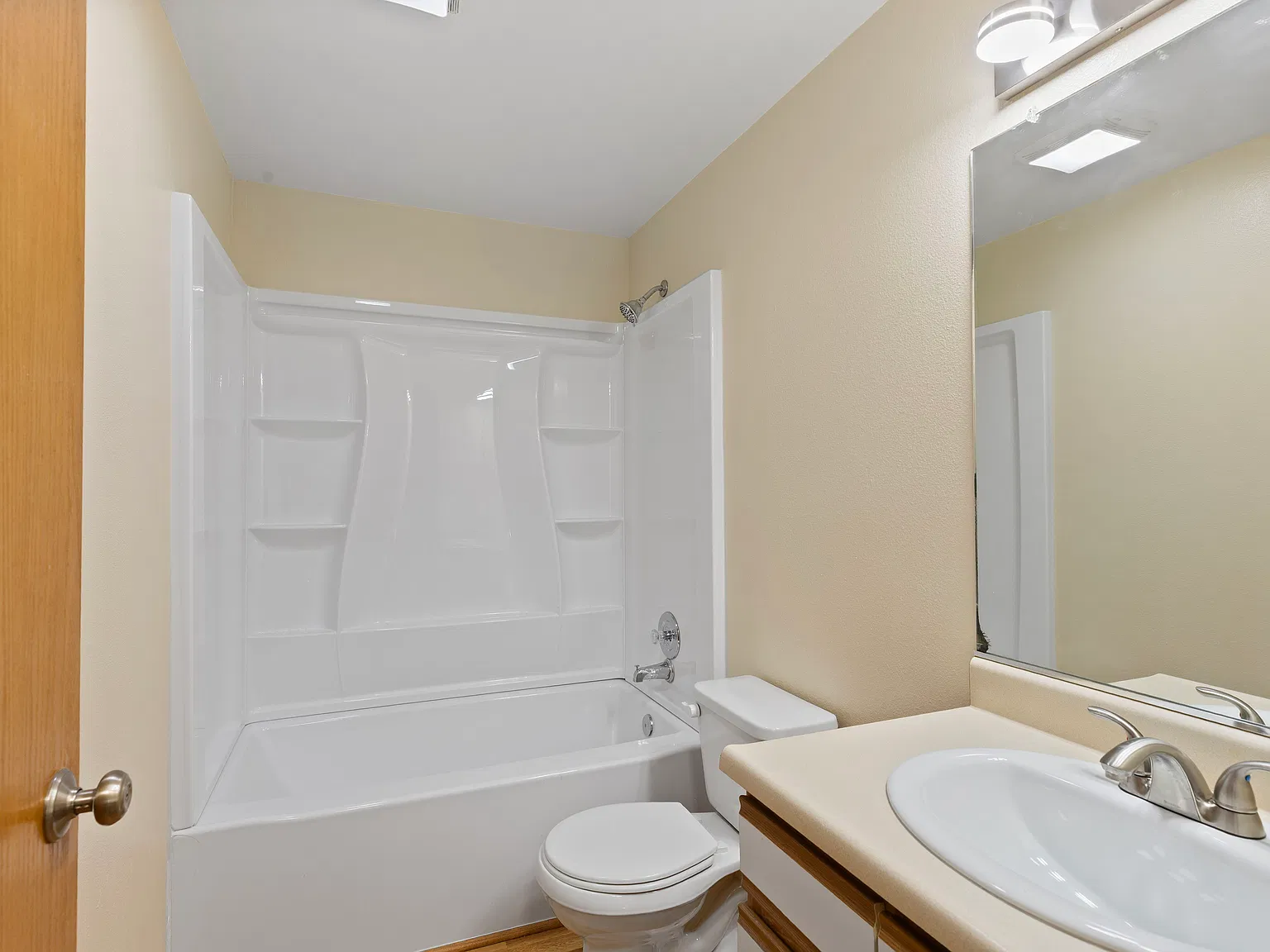 2 bed, 1.5 bath, 860 sqft, $1,950 — Photo 2