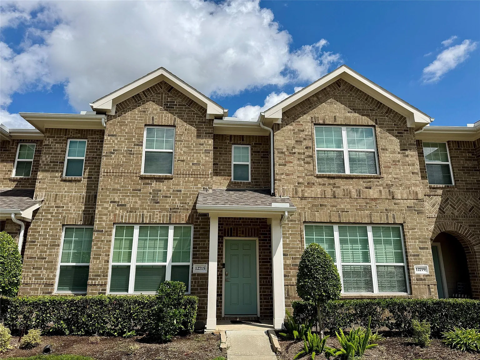 3 bed, 2.5 bath, 1784 sqft, $2,200 — Photo 1