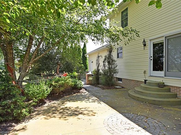 3rd image of 1095 Willow Way