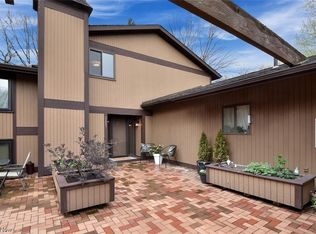 17657 Walnut Trl, Chagrin Falls, OH 44023