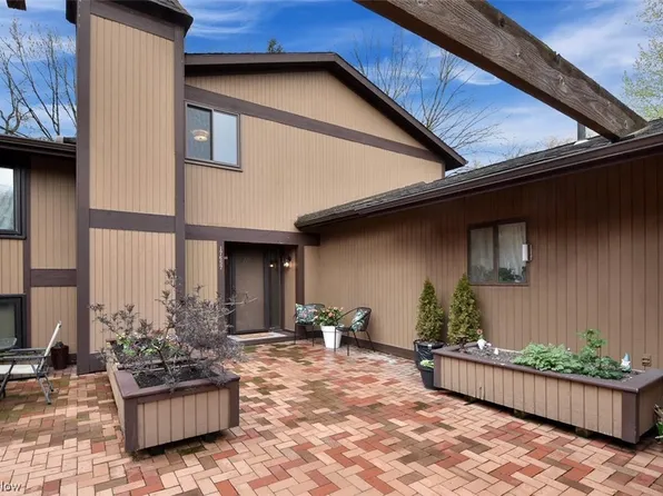 17657 Walnut Trl, Chagrin Falls, OH 44023