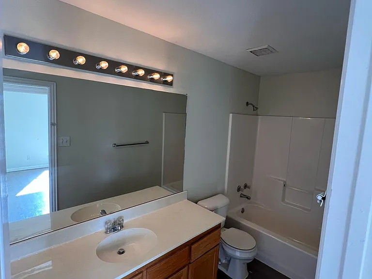 1116 Oak Grove Ln — Photo 12