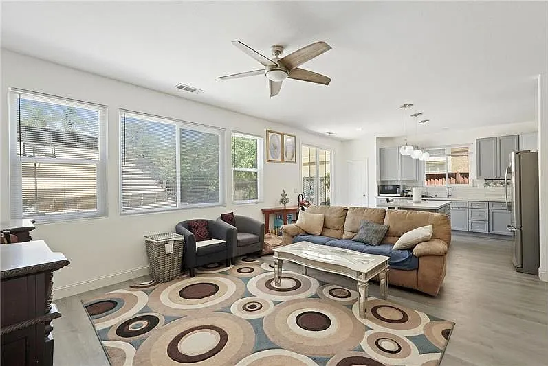 5 bed, 2430 sqft, $4,375 — Photo 3