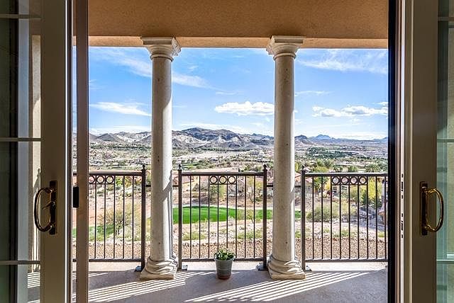 The balcony with SPECTACULAR view!