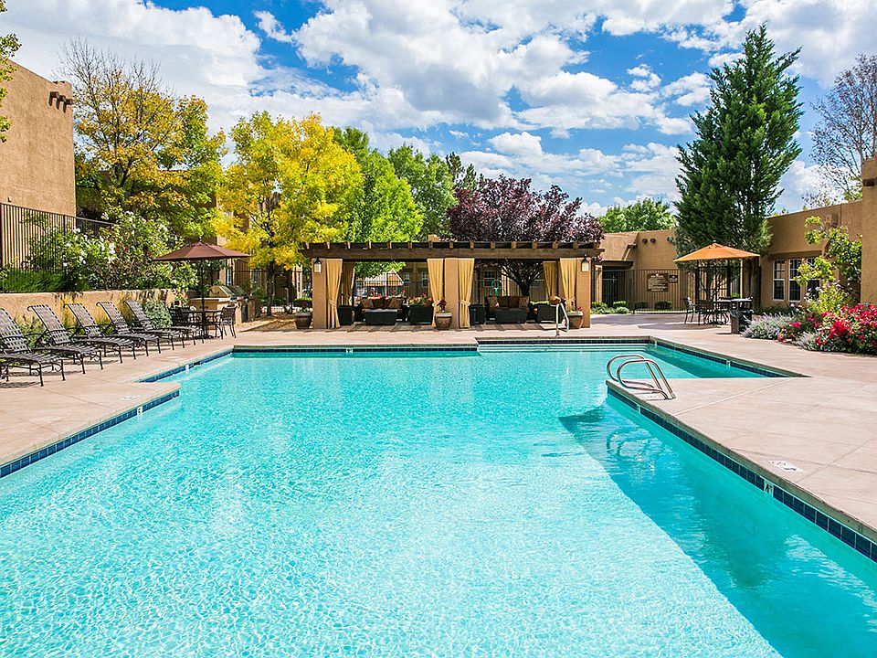 Pool Sundeck and Lounge